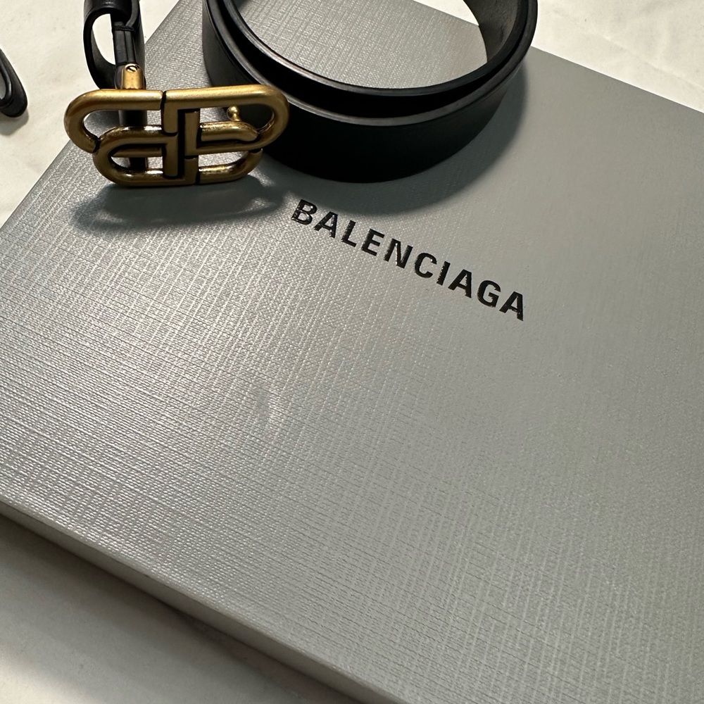 100% Authentic Balenciaga BB Leather Belt size 65. Comes with original box/tags - Picture 4 of 4
